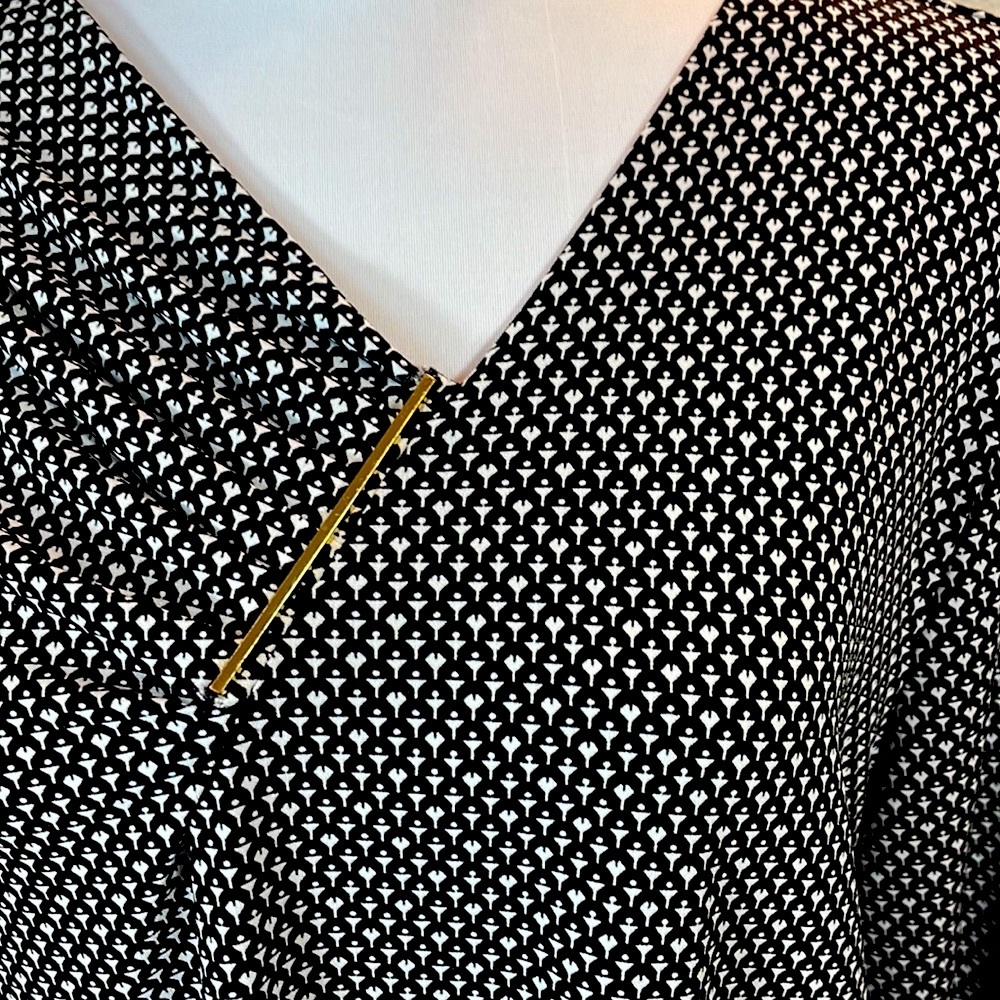 🌸Liz Claiborne Career Top Size XL Black White w/Gold Bar Liquid Knit EUC - Picture 2 of 4